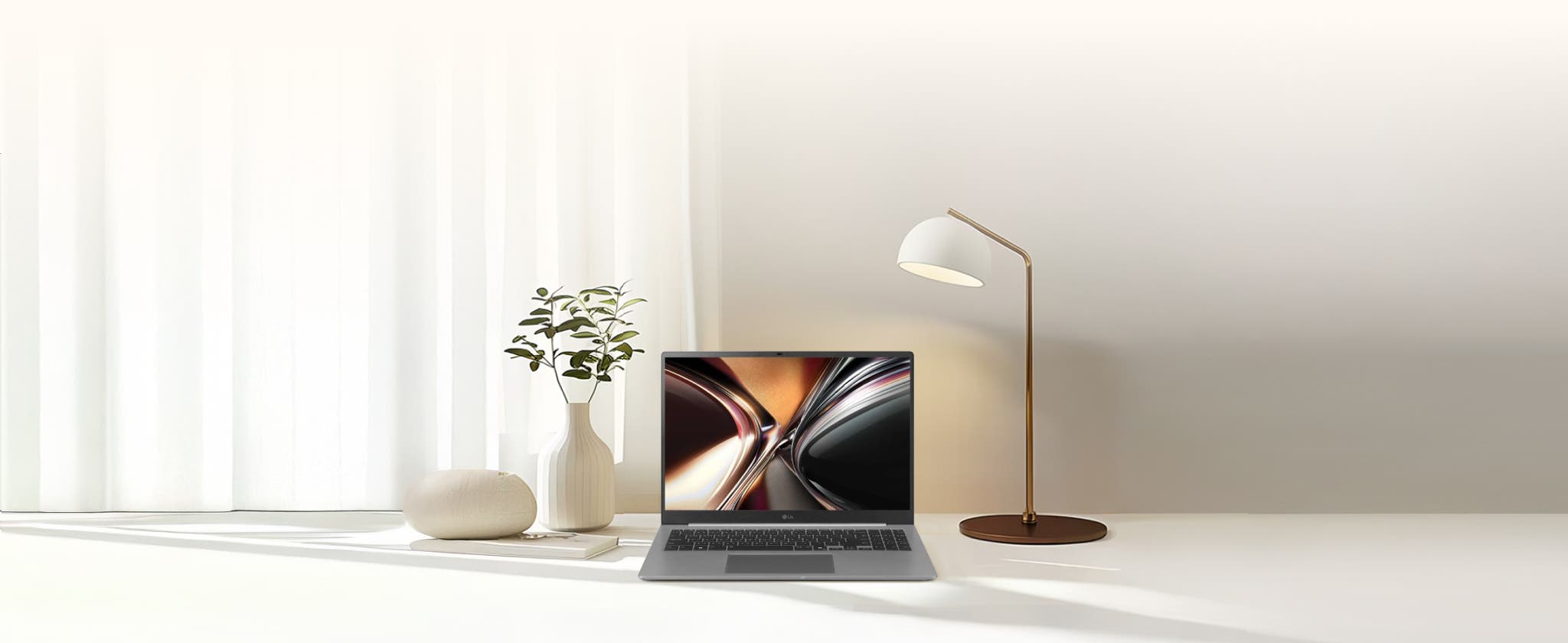 흰 색의 LG gram 노트북이 밝고 깔끔한 책상 위에 놓여 있으며, 옆에는 화분과 스탠드 조명이 있습니다.