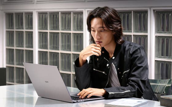 한 남성이 카페에서 노트북을 사용하고 있는 모습