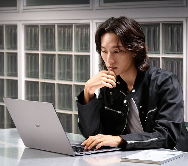한 남성이 카페에서 노트북을 사용하고 있는 모습