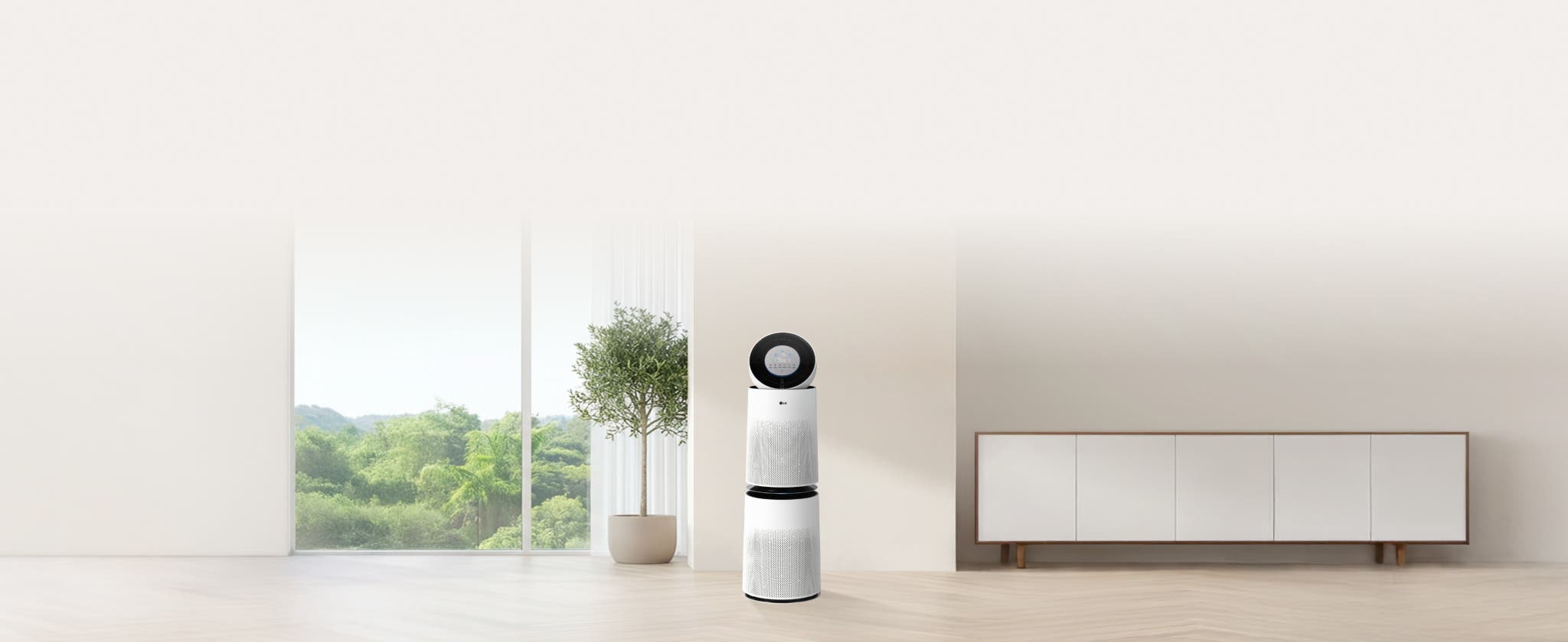 밝은 거실 공간에 놓인 LG 퓨리케어 AI 360˚ 공기청정기 플러스의 모습입니다. 공기청정기는 검은색 원형 상단부와 흰색 원통형 몸체 두 개로 구성되어 있으며, 현대적이고 세련된 디자인을 강조합니다.