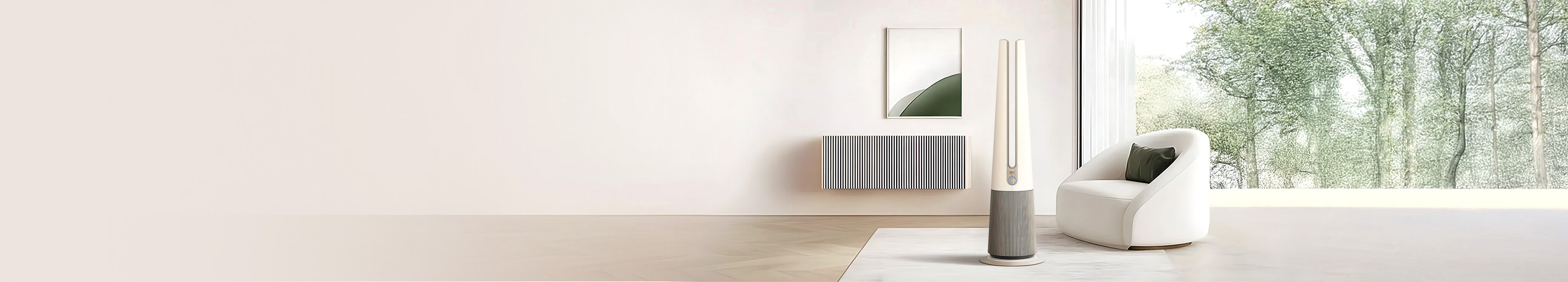 흰색 벽면을 배경으로, 우측에는 LG 퓨리케어 오브제컬렉션 에어로타워 Hit 모델의 공기청정기가 배치되어 있고, 좌측 벽에는 추상적인 녹색 그림과 검은색 세로 줄무늬의 직사각형 장식물이 걸려 있습니다. 공기청정기 옆에는 크림색 의자가 있고, 밝은 갈색 나무 바닥에는 크림색 러그가 깔려 있습니다.
