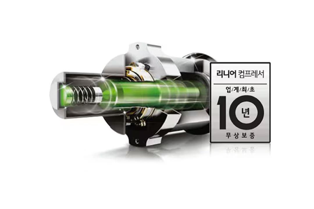 리니어 컴프레서가 화면 중앙에 놓여져있습니다. 리니어 컴프레셔 업계최초 10년 무상보증 라벨이 함께 보여집니다.