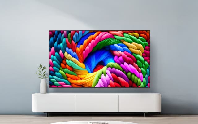 강렬한 색감의 클로즈업 이미지가 나온 TV와 미니멀한 거실의 모습입니다.