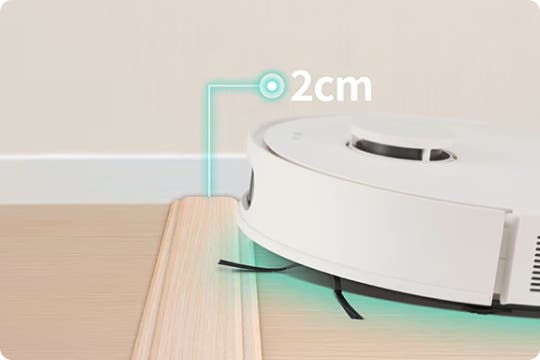 로봇청소기가 약 2cm 높이의 문턱을 넘어가는 모습