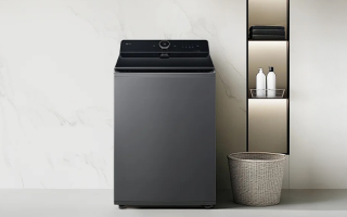 아이보리색 LG 세탁기가 밝은 배경 앞에 놓여 있으며, 옆에는 밝은색 선반이 놓여 있습니다.