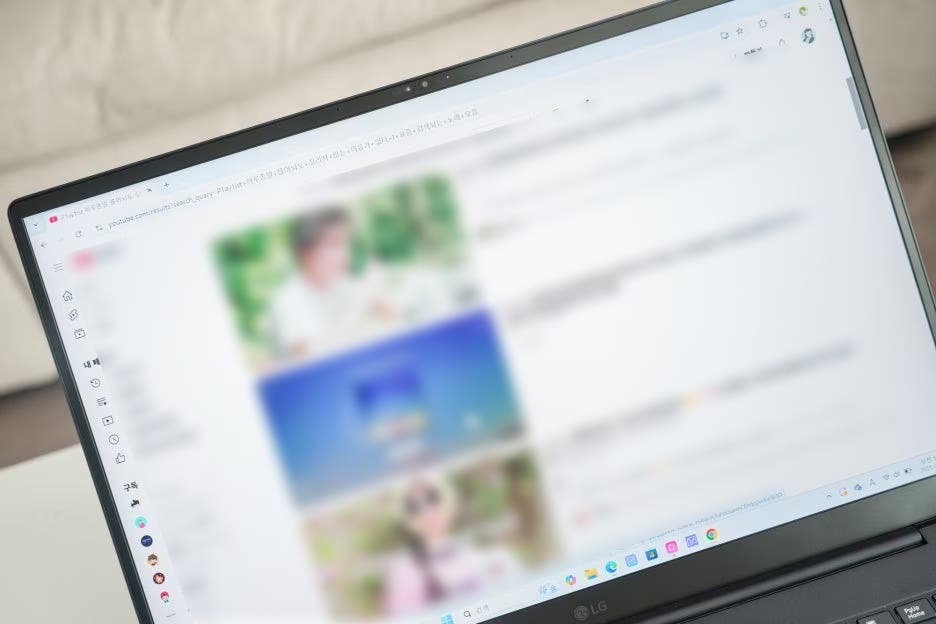 유튜브 화면에서 노래를 노르는 모습
