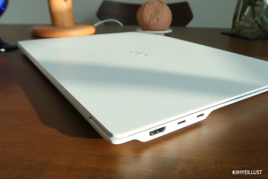LG 로고가 보이는 흰색 노트북이 책상 위에 놓여 있고, HDMI 및 USB-C 포트가 보이는 노트북 측면 모습