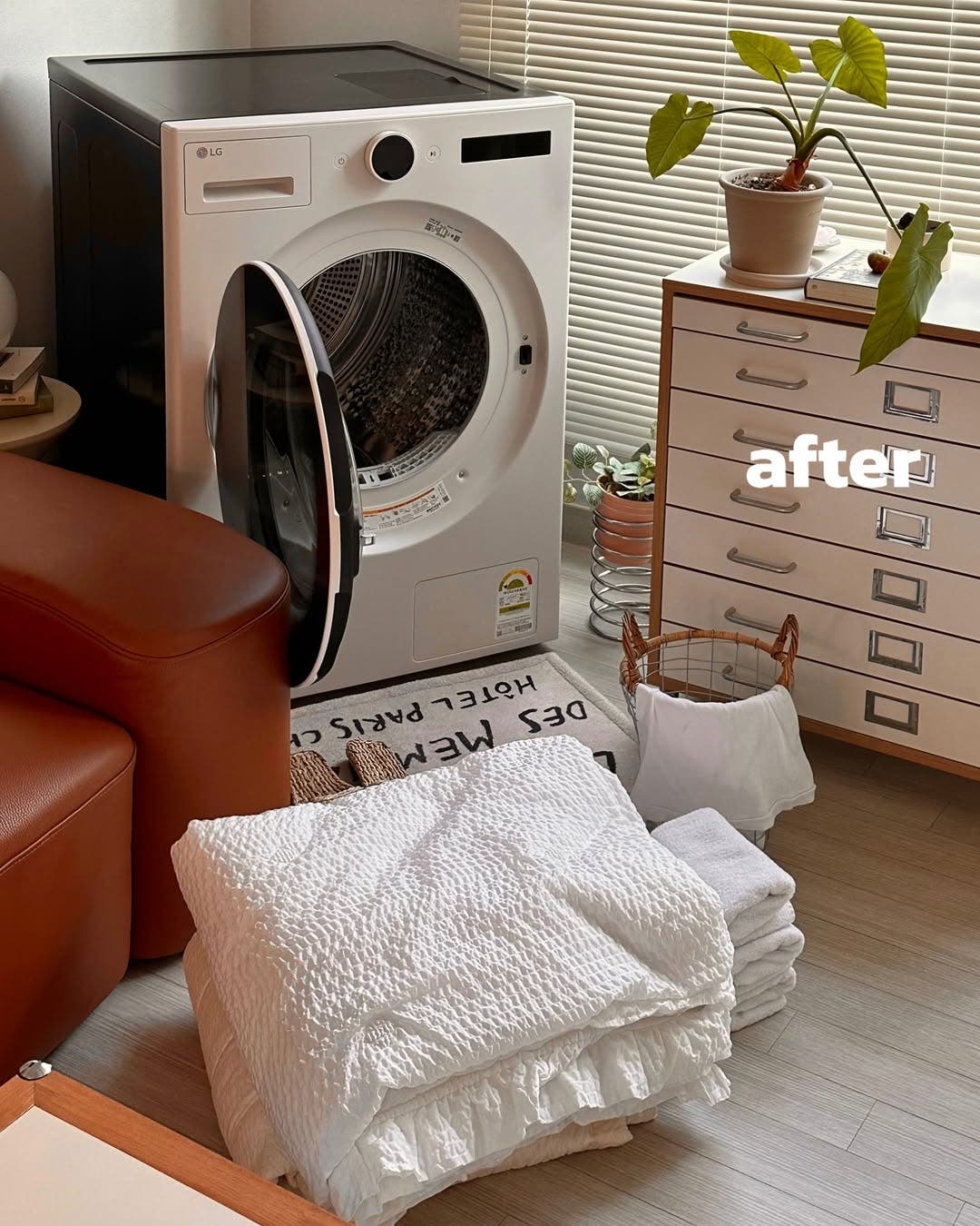 'after'라는 글자가 포함이 되어 있고, LG 트롬 오브제컬렉션 건조기와 함께 정리된 하얀 침구와 수건이 깔끔하게 개켜진 모습. 따뜻한 햇살이 들어오는 아늑한 공간.