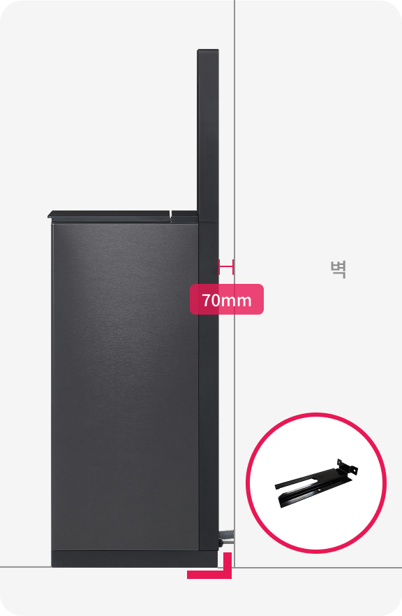 LG myCup 텀블러 세척기가 하부 지지 서포터 위에 설치된 모습을 보여주는 이미지로, 브라켓 이미지가 확대되어 강조되고 있다.