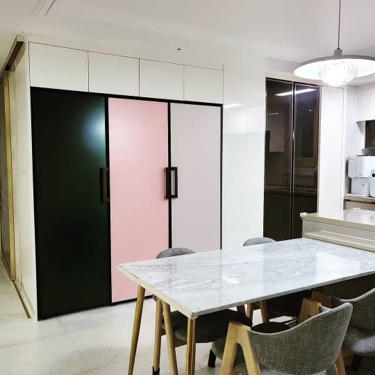LG 냉장고 실제 설치 예시 사진, 블랙과 핑크 조합의 세련된 디자인이 돋보이는 컨버터블 패키지 냉장고