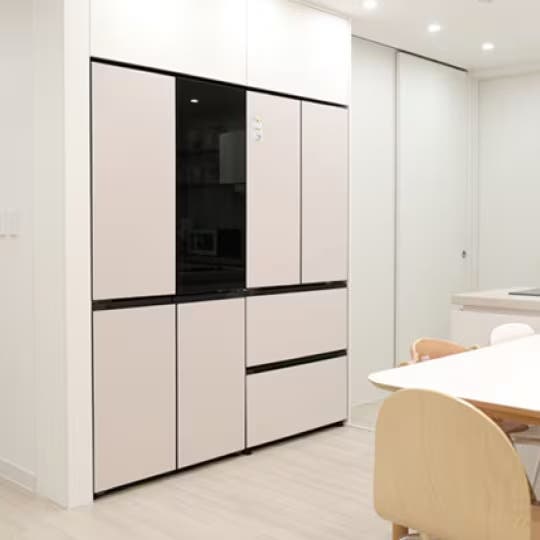 LG 냉장고 실제 설치 예시, 어두운 톤의 세련된 주방 인테리어 속 메탈릭 디자인의 Fit & Max 냉장고