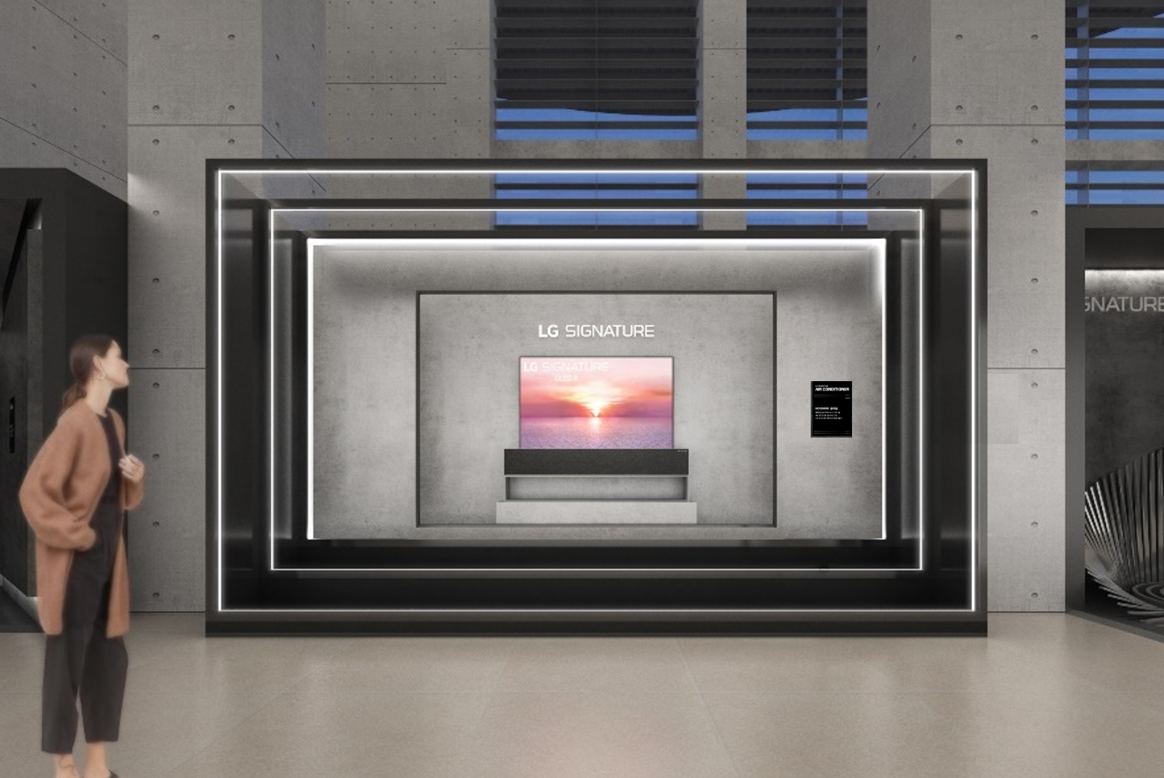 LG SIGNATURE 브랜드의 TV 전시 공간. 벽면 중앙에 LG SIGNATURE TV가 배치되어 있으며, 세련된 조명과 입체적인 프레임 디자인이 강조된 전시 부스. 앞을 지나가는 관람객의 모습이 보인다.
