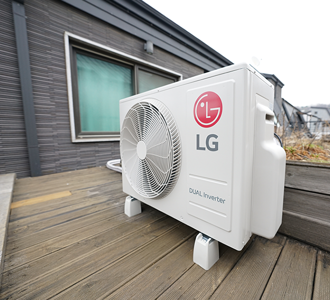 옥상 테라스에 설치된 LG 듀얼 인버터 실외기, 주변에 건물 창문이 보임