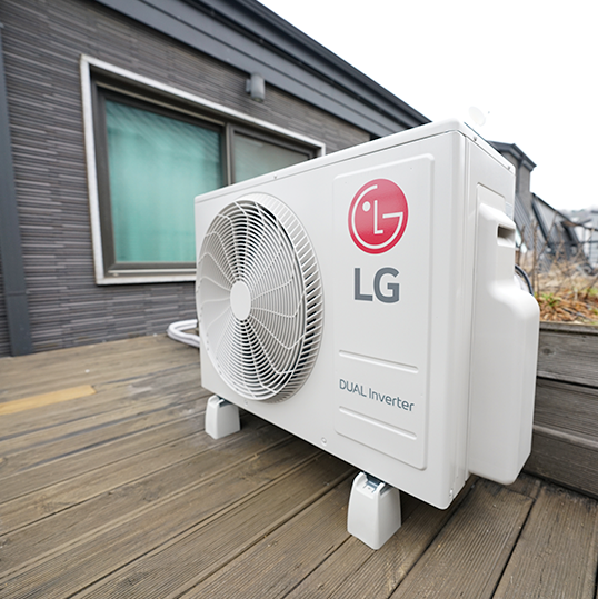 옥상에 놓인 LG 듀얼 인버터 실외기, 나무 데크 위에 배치됨