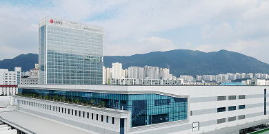 산과 도심을 배경으로 한 대규모 공장 단지 형태의 LG전자 창원 스마트파크 건물 전경이 보이는 모습