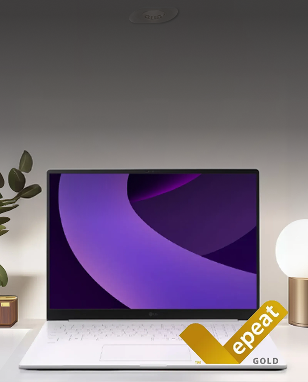 데스크 위에 놓인 LG 그램 Pro AI 노트북 이미지입니다. 이미지 우측 하단에 EPEAT Gold 인증 로고가 있습니다.