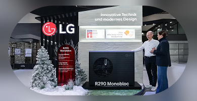LG전자 전시 부스에서 두 명의 인물이 검은색 R290 Monobloc 실외기 제품을 살펴보며 대화하는 모습. 왼쪽에는 제품 특징이 적힌 붉은색 안내판이 세워져 있고, 상단에는 'Innovative Technik und modernes Design' 문구와 IDEA 디자인 어워드 수상 내역이 표시되어 있음