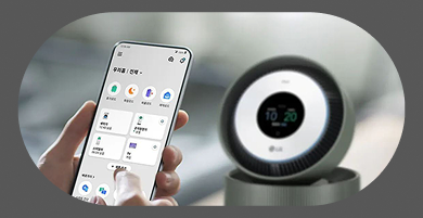 LG ThinQ 앱과 LG 공기청정기 이미지입니다. 왼쪽에는 손으로 스마트폰을 들고 LG ThinQ 앱을 조작하는 모습이 나타납니다. 앱 화면에는 '우리홈 | 전체' 화면이 표시되어 있으며, 휴가모드, 취침모드, 외출모드, 쾌적모드 4가지 모드와 세탁기(12:45 남음), 공기청정기(보통), 스타일러(06:24 남음), TV(켜짐) 4가지 기기 상태가 표시되어 있습니다. 하단에는 제품추가 버튼과 스마트 진단 메뉴가 있습니다. 오른쪽에는 원형 디스플레이가 탑재된 LG 공기청정기가 놓여 있으며, 화면에 10:20이 표시되어 있습니다.