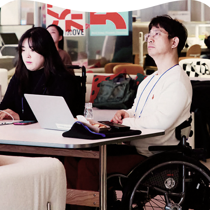 휠체어 이용자를 포함한 참가자들이 LG전자의 접근성 커뮤니티 ‘Bold Move’ 프로그램에서 사용 경험과 의견을 공유하는 토론 장면