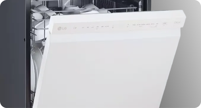 문이 살짝 열려 안에 있는 접시들이 보이는 흰색 LG 식기세척기로, 자동 열림 건조 기능을 보여주고 있음​