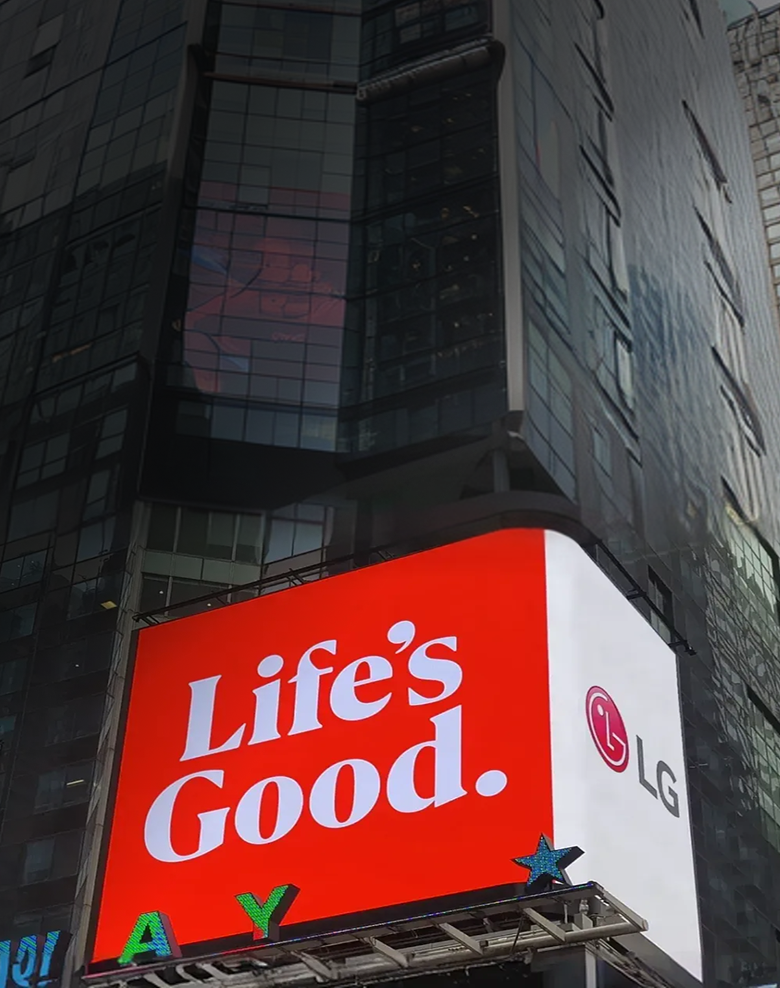 LG전자 희망스크린에 브랜드 슬로건인 'Life's Good' 문구와 LG로고가 표시되어 있는 모습