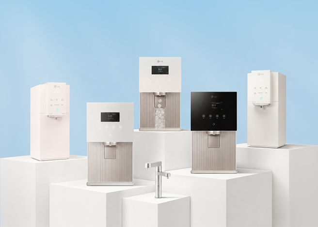 밝은 파란 배경에 다양한 타입의 LG 정수기 6대가 흰색 전시대 위에 높낮이 있게 배치되어있다.