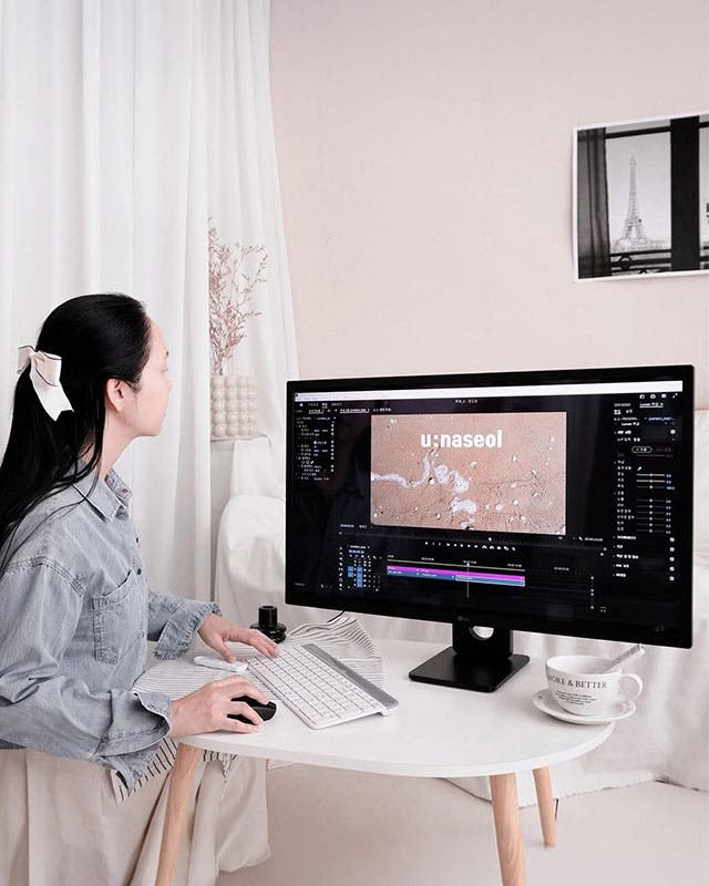 LG 스마트모니터를 사용해 영상 편집 프로그램을 실행한 모습