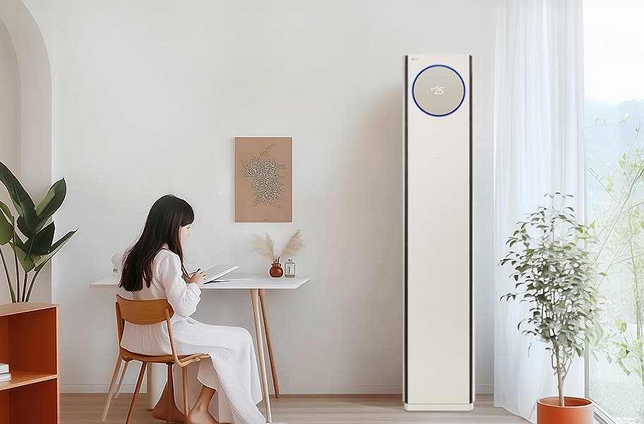 LG 휘센 AI 오브제컬렉션 타워I 에어컨 2in1이 방 안에 세워져 있으며, 에어컨 상단에는 온도를 표시하는 원형 디스플레이가 있습니다. 디스플레이에는 25라는 숫자가 보입니다. 에어컨은 창가 옆에 위치해 있으며, 오른쪽에는 커튼이 드리워진 창문과 화분이 놓여 있습니다. 왼쪽에는 책상과 의자가 있고, 책상 위에는 책과 장식품이 놓여 있으며, 벽에는 액자가 걸려 있습니다.