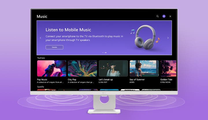 보라색 배경 중앙의 모니터 화면에 'Music' 홈 화면이 띄워져 있습니다. 상단 배너에는 'Listen to Mobile Music'이라는 문구와 헤드셋 이미지가 있으며, 하단에는 팝, 시티팝 등 장르별 유튜브 음악 콘텐츠들이 나열되어 있습니다. 모니터 하단에는 소리의 울림을 형상화한 파동 그래픽이 퍼져 나가 입체적인 사운드 경험을 시각화합니다.